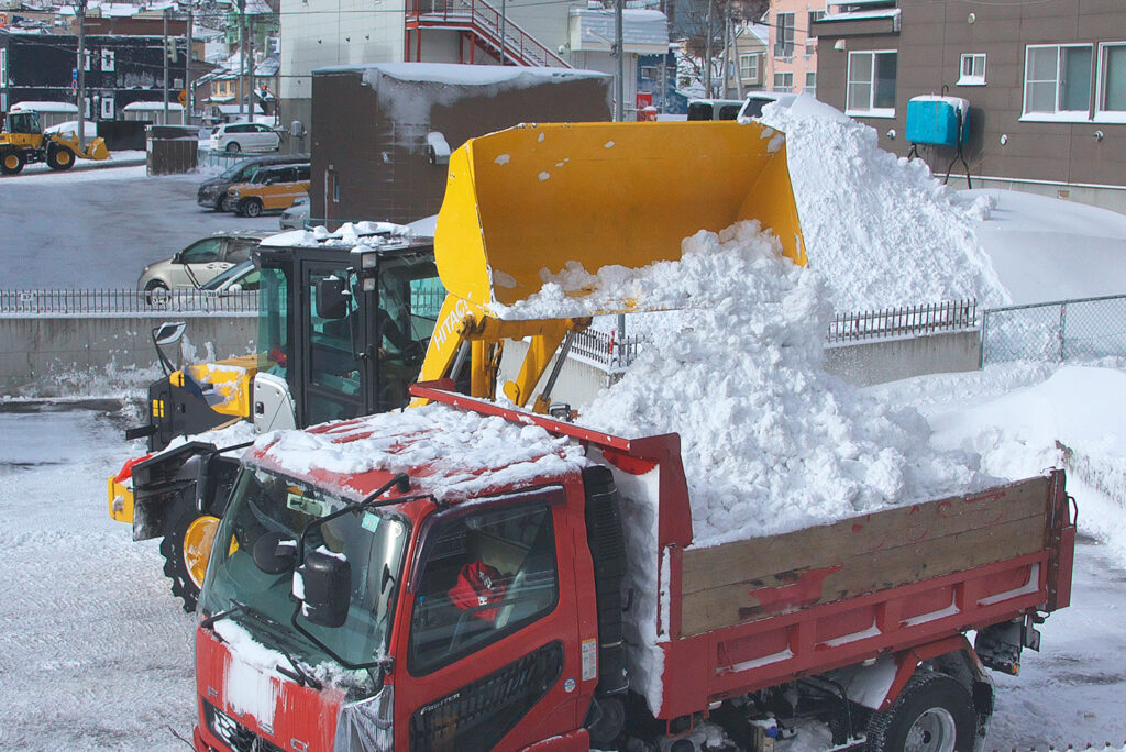 排雪作業中のトラック